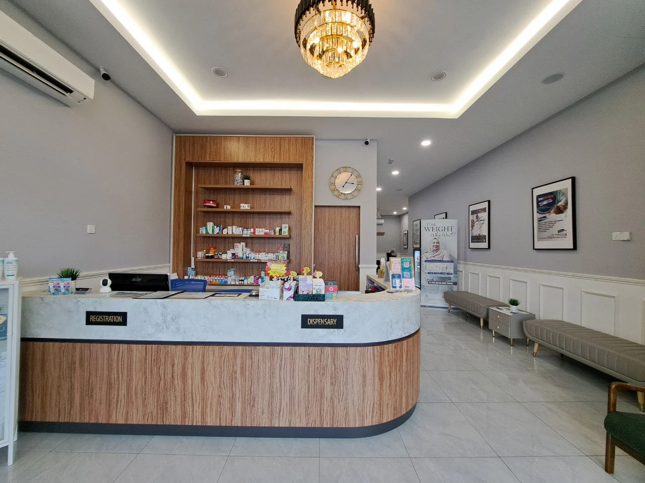 Welcoming reception area at U.N.I Klinik Alam Impian