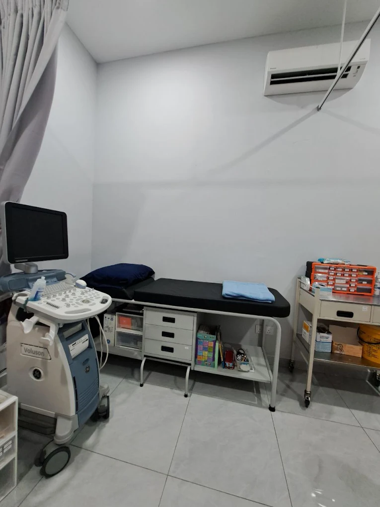 Fully equipped treatment room at U.N.I Klinik Alam Impian